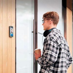 control de acceso en puertas: lectores y cerraduras inteligentes